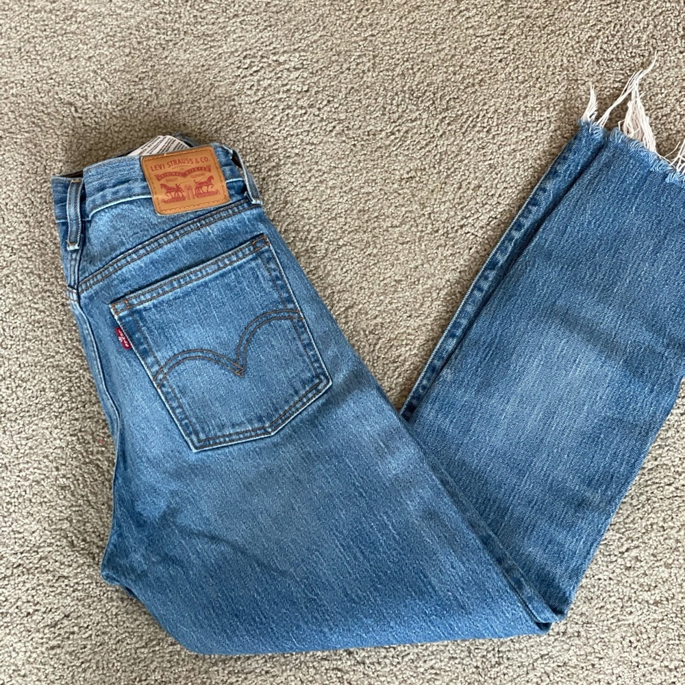 High waisted Levi strait cropped leg
